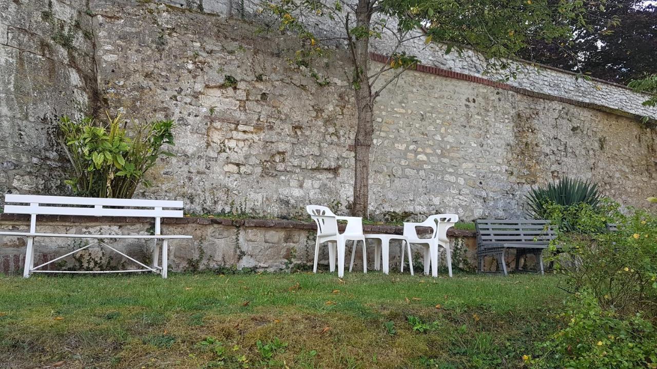 Hotel De La Tour Pont-de-lʼArche Exterior foto
